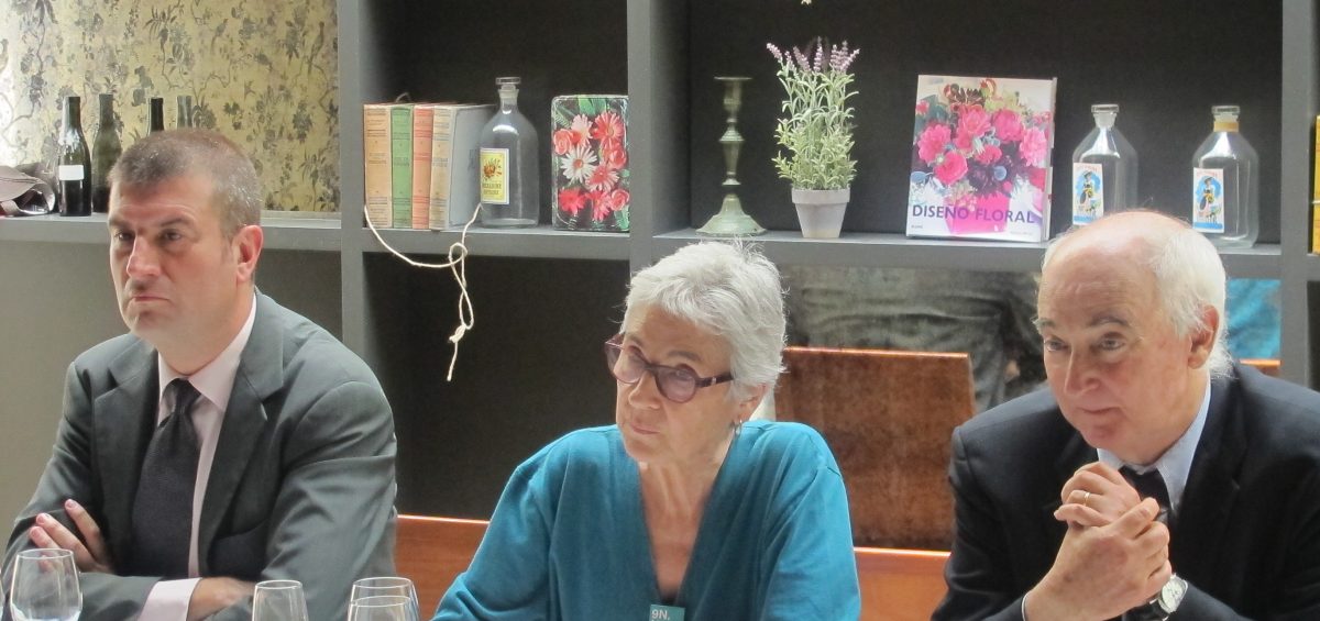 Albert Puig, director general d'InterMèdia; Muriel Casals, presidenta d'Òmnium Cultural; Toni Rodríguez Pujol, president executiu d'InterMèdia GdC