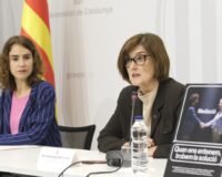 Immaculada Barral, directora general de Dret, Entitats Jurídiques i Mediació, juntament amb la consellera de Justícia, Gemma Ubasart, en la presentació del Pla nacional